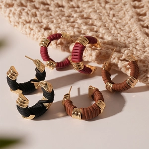 Créoles En Forme De C Vintage Pour Femmes Alliage Enveloppé De Cuir Avec Tige En Argent Style Maillard Géométrique