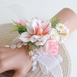 Corsage de poignet avec rose rose et dentelle pour mariages et demoiselles d'honneur