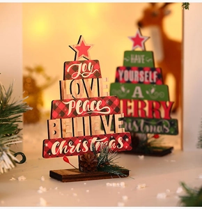 Detail der Weihnachtsbaum Tischdeko aus Holz mit Karomuster und Joy-Schriftzug für Weihnachten