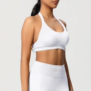 Détail d'une brassière de sport dos nu blanche avec bande côtelée sans couture pour yoga