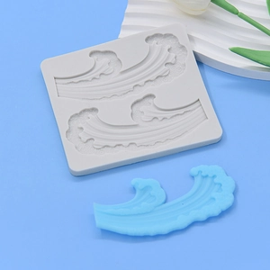 Détail macro du moule en silicone vague montrant la texture souple et le double design