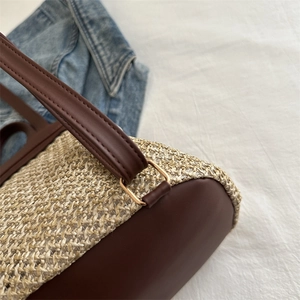 Sac à dos femme en paille avec détails en cuir marron et boucles dorées chic