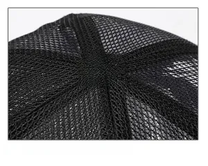 Detailansicht der schwarzen atmungsaktiven Netzkrone mit verstärkten Nähten bei einer Herrenkappe