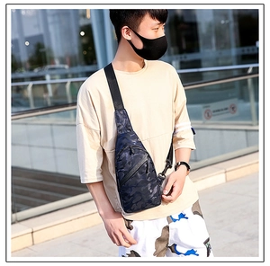 Outdoor-Aufnahme eines Mannes mit einer großen blauen Camouflage-Brusttasche aus Nylon