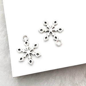 Makroansicht der Schneeflocken-Anhänger aus Legierung in Altsilber für DIY-Schmuck