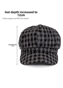 Dettaglio del cappello newsboy profondo 12cm con trama a quadri e bordi sfilacciati