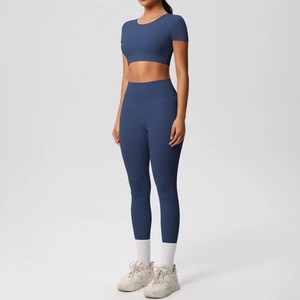 Détail de l'ensemble de yoga bleu foncé avec crop top et legging à taille haute sans couture