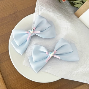 Lot de deux barrettes en satin bleu clair avec cristaux en forme de cœur