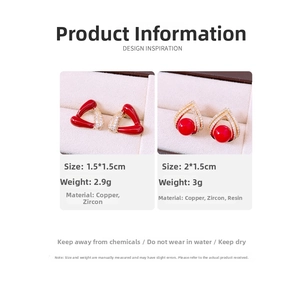 Détails des boucles d'oreilles triangle en émail rouge avec zircons et dimensions