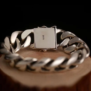 Bracelet chaîne épaisse en argent S925 avec fermoir carré sur socle en bois