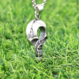 Collier avec pendentif crâne argenté vintage et os en point d'interrogation punk