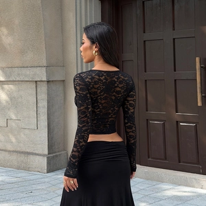 Πίσω όψη από σέξι μαύρο δαντελωτό crop top με μακριά μανίκια και περίπλοκα φλοράλ σχέδια