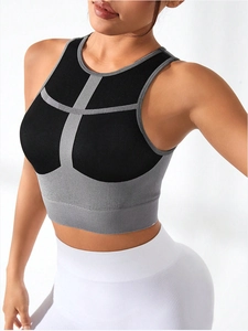 Dettaglio della trama a costine del reggiseno sportivo con design patchwork nero e grigio
