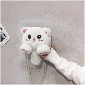 Détail du sac bandoulière chat en peluche blanche avec sa chaîne en métal doré