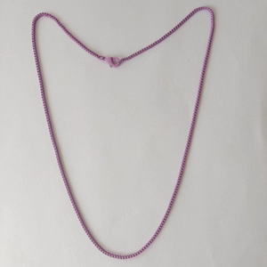 Detail einer lila matten Box-Halskette mit Karabinerverschluss im minimalistischen Stil