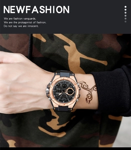 Dettaglio orologio tattico SANDA con lunetta in oro rosa su sfondo felpa mimetica