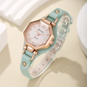 Détail d'une montre à quartz hexagonale en or rose avec bracelet en cuir vert menthe