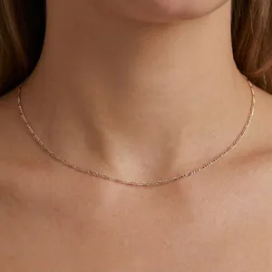 Collana minimalista a catena Figaro in argento sterling S925 finitura oro