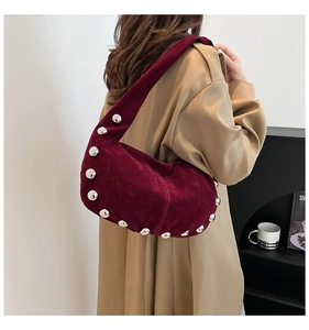 Vista dettagliata della borsa hobo bordeaux opaco con borchie argentate sulla tracolla