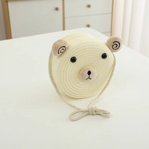 Gros plan d'un sac bandoulière en paille pour enfants avec un joli visage d'ours en 3D
