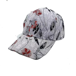 Détail d'une casquette en dentelle grise avec broderies florales rouges et noires élégantes