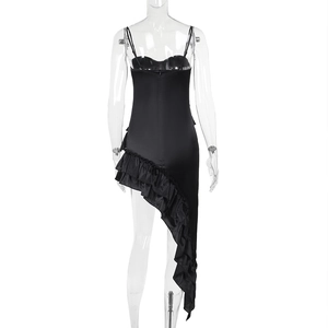Détail d'une robe noire à fines bretelles avec dos nu et ourlet à volants asymétriques