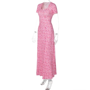 Detailansicht des rosa Blumendrucks und U-Ausschnitts an diesem Sommer-Midikleid