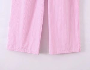 Dettaglio dei pantaloni a righe verticali rosa e bianche con taglio dritto e tessuto morbido