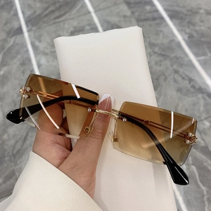 Lunettes de soleil rectangulaires sans monture avec verres dégradés marron élégants