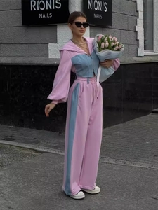 Set chic composto da giacca con cappuccio e pantaloni larghi color block rosa e blu