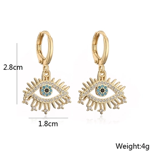 Dettaglio orecchini occhio del diavolo placcati oro con pietre blu, misura 2,8 x 1,8 cm