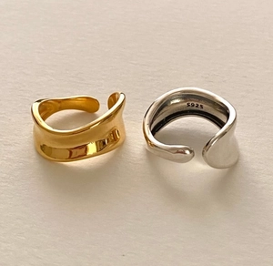 Detail of irregular wavy open rings in gold and silver finish with S925 hallmark
