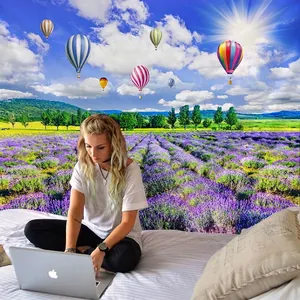 Schlafzimmer Wandteppich mit Lavendelfeldern und bunten Heißluftballons als Dekoration