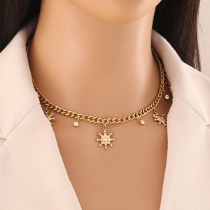 Collier en acier inoxydable doré avec étoiles et cristaux porté par un modèle