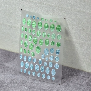 Gedetailleerd macrobeeld van 5D reliëf bloemen nagelstickers met rozenpatroon en ovalen