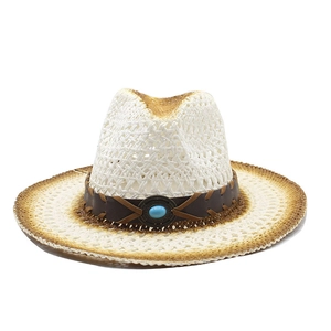 Dettaglio del cappello da cowboy in paglia con perla turchese e nastro decorativo in cuoio