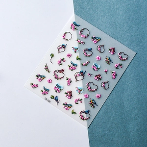 Vue détaillée de stickers ongles 3D avec oiseaux bleus et couronnes de fleurs en cœur