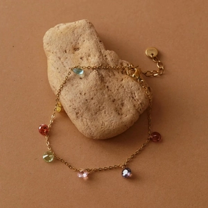 Bracciale dorato in acciaio inossidabile con zirconi colorati su pietra naturale