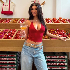 Vue détaillée d'un haut licou rouge sexy avec col en V profond porté par un mannequin en été