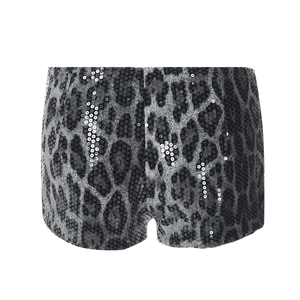 Gros plan du mini short à sequins imprimé léopard à taille haute et texture pailletée