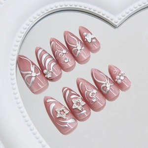 Faux ongles œil de chat avec étoiles, nœuds et perles sur plateau en cœur