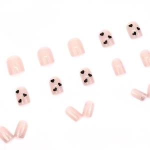 Kit faux ongles roses avec motifs de cœurs noirs et paillettes argentées brillantes