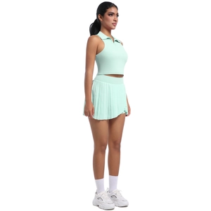 Vue latérale d'un ensemble de tennis avec polo sans manches et jupe plissée menthe