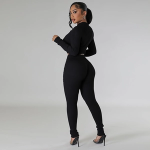 Dettaglio completo di set nero a due pezzi in maglia a coste con crop top e leggings