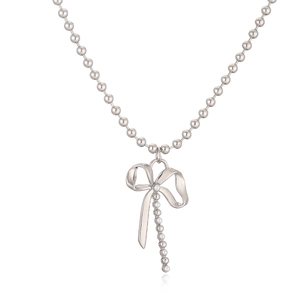 Vue détaillée du collier à billes argenté avec pendentif nœud papillon en perles