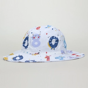 Dettaglio cappello da sole bianco con vivaci motivi di gatti e giraffe a cartone