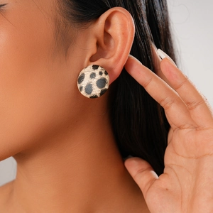 Gros plan de la boucle d'oreille ronde à motif léopard avec des textures classiques