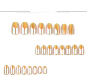 Detail van aurora cat-eye kunstnagels in een 24-delige set met diverse maten