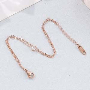 Dettaglio di un bracciale a doppio strato in acciaio inossidabile rosa con zircone