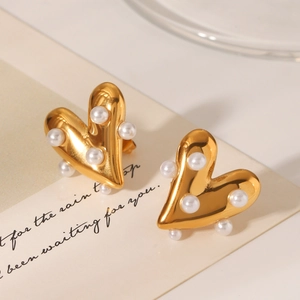 Détail de boucles d'oreilles cœur en acier inoxydable doré 18K avec perle blanche